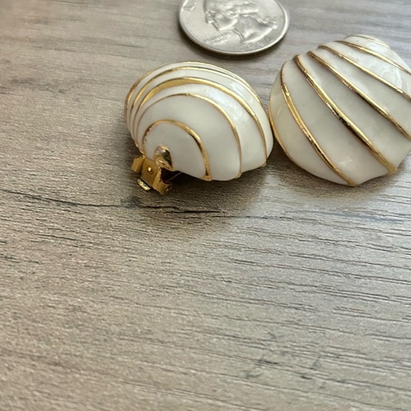 Vintage Cream and Gold Clip On Seashell Earrings - Picture 7 of 7